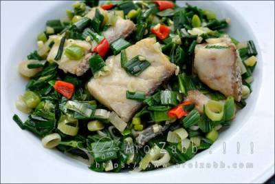 ปลาเก๋าผัดต้นกระเทียม วิธีทำเมนูอาหารง่ายๆ กินเอง