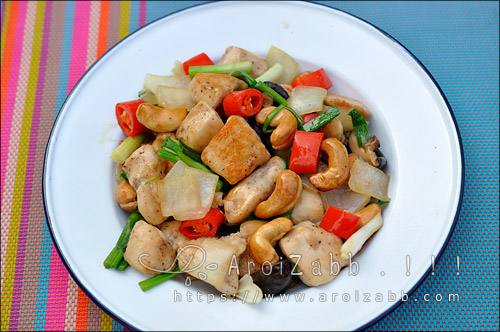 ไก่ผัดเม็ดมะม่วงหิมพานต์ สีสัน และความอร่อย