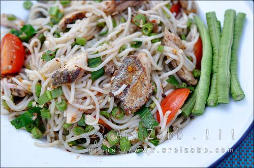 วิธีทำยำขนมจีนปลาทูทอด เมนูอาหารง่ายๆ ทำกินเองได้ อร่อยแซบ