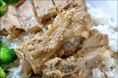 เราใช้กระดูกหมูอ่อน ในการทำข้าวหมูอบจานนี้นะ